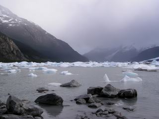 Le glacier Onelli, moins connu que le Perito Moreno, finit sa course dans la baie du même nom, séparé du Lago Argentino par une bande de terre.