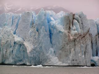 Upsala est le plus grand glacier de Patagonie et l'un des plus grands au monde, il s'étend sur 5km. La surface visible est de 595 km² (trois fois la superficie de la ville de Buenos Aires), mais la superficie de la totalité du bassin est de 1000 km².