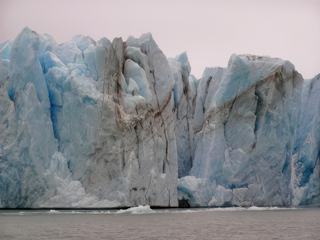 L'approche du glacier est souvent difficile car de nombreux pans de glace s'en détachent régulièrement.