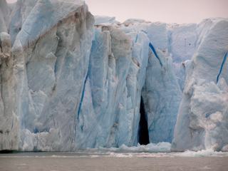 Plus la glace a été compressée, plus elle est bleue.