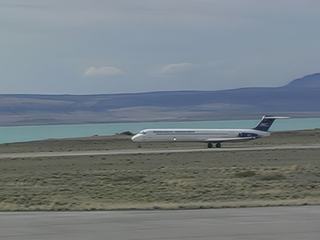 Notre avion sur la piste d'Ushuaïa, impressionnant quand même!