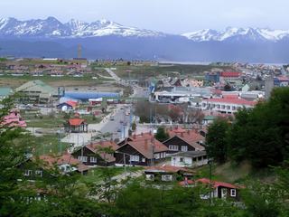 Ushuaia a été fondée en 1884 par Augusto Lasserre. Les premiers bâtiments furent construit en bois et en tôle ondulée. Aujourd'hui encore certains nouveaux arrivants construisent leur habitation avec ces matériaux.
