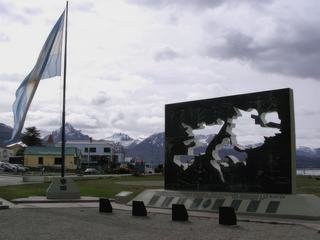 Monument en mémoire des soldats morts pendant la guerre des Malouines.