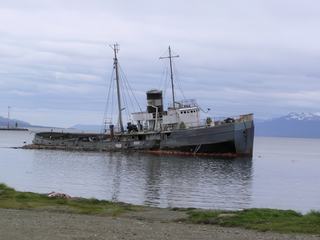 Epave d'un bateau échoué dans le port!