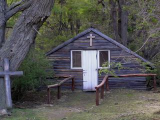 Une minuscule église dans les bois.