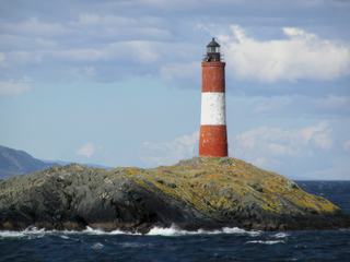 Nous contournons le "Phare des Eclaireurs", mis en service le 23 décembre 1920. Construit sur un îlot rocheux, il prévient des dangers de l'archipel des îlots Les Éclaireurs. Cependant il n'a pu éviter le naufrage du navire sous pavillon allemand, le Monte Cervantes, qui y coula le 22 janvier 1930, sans faire de victimes parmi les 350 membres d'équipage et les 1 200 passagers. Seul le capitaine Teodoro Drayer y perdit la vie.