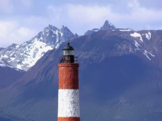 Du Phare des Eclaireurs, nous ne sommes plus qu'à 150 km Cap Horn et les 60èmes rugissants! Construite en briques, la tour du Phare des Eclaireurs mesure 11 mètres de haut et 3 mètres de diamètre. La lanterne est située à 23,5 mètres au-dessus du niveau de la mer. Il émet un faisceau de couleur blanche et rouge à intervalles de 5 secondes. Sa portée est de 7,2 milles nautiques. Il est automatique, fermé au public et alimenté par des panneaux solaires. Il est souvent confondu à tort avec le phare du bout du monde, situé sur l'île des États.
