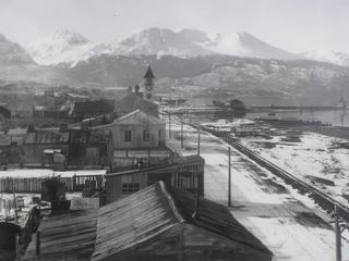 Ainsi qu'on peut le voir sur cette photo, au début du siècle dernier Ushuaïa n'était qu'une modeste bourgade.