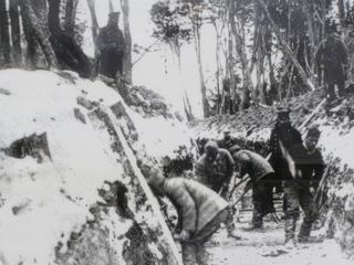 La voie de chemin de fer construite par les bagnards.