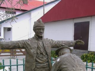 Monument à la mémoire de ceux qui ont vécu ici, condamnés et gardiens.