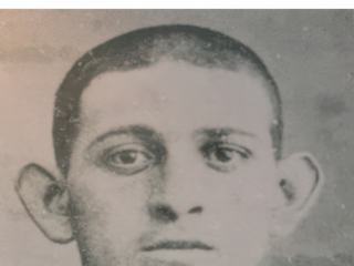 Né à Buenos Aires le 31 Octobre 1896, fils d'immigrants calabrais, Cayetano Santos Godino surnommé "El Petiso Orejudo" ("le petit aux oreilles décollées "), était un tueur d'enfants en série depuis son plus jeune âge. En 1912, à 16 ans, il fut condamné pour le meurtre de quatre enfants, la tentative de meurtre sur sept autres enfants et l'incendie volontaire de sept immeubles. Le 28 mars 1923, il est transféré au pénitencier d'Ushuaïa. En 1933, il est battu par des co-détenus après avoir jeté le chat, une mascotte de la prison, dans un poêle de bois de chauffage. Il est envoyé à l'hôpital. À partir de 1935, il est en permanence malade et ne reçoit aucun visiteur jusqu'à sa mort le 15 novembre 1944, dans d'étranges circonstances.