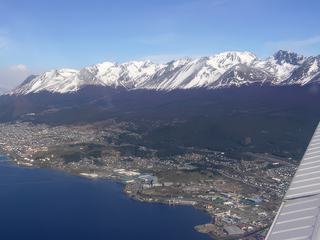 Superbe vue dégagée sur Ushuaïa et les montagnes qui l'encerclent.