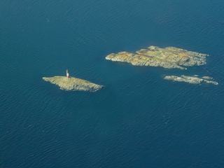 Isolée au milieu du canal de Beagle, le Phare des Eclaireurs