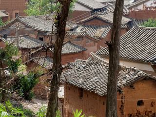 Village Sani, les maisons typiques sont en pisé avec des toitures en tuiles vernissées, et une petite cour intérieure.