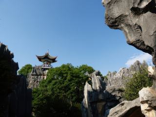 Grimpons jusqu'à la pagode pour admirer le point de vue sur la Forêt de Pierres