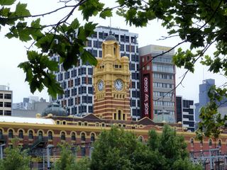 De la passerelle de Yarra River, aperçu du premier contraste d'architecture
