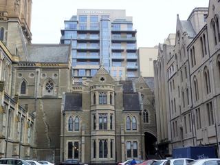 Petite église sur fonds de building. C'est ça Melbourne.