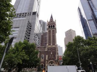 Comme cette église parait petite entourée de grattes ciels.