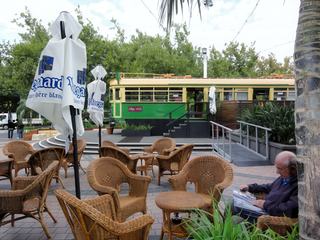 Dans le quartier de l'Opéra, un tramway reconverti en bar
