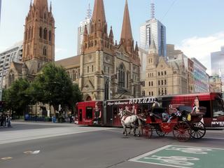 Bus ou calèche ? Devant la cathédrale St Paul, quartier gare.