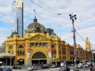 Bel exemple de mélange d'architecture de l'époqie victorienne (Flinders Street Station) et d'architecture contemporaine (Eureka Tower)
