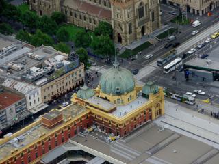 Vue aéienne de l'ensemble Flinders Street Station (photo prise du haut de Eureka Tower).