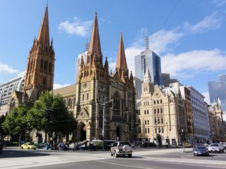 Près de la gare, St Paul's Cathedral est une église anglicane