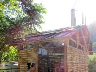 Promenade dans le village Cette cabine sert de douche et aussi de lavoir à toute la famille.
