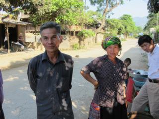 Visite du village un couple de l'ethnie Hmongs