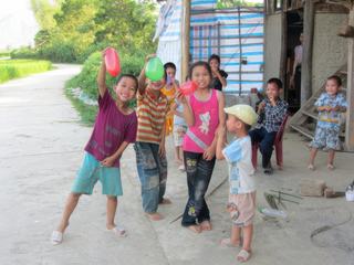 Nous avions un lot de ballons à distribuer. Les enfants sont contents.