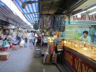 Marché de Dong Ba Ce marché est le centre commercial de la ville.