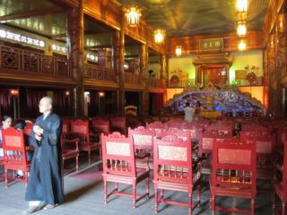 Théâtre royal Les colonnes sont laquées comme dans la salle du trône