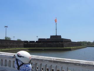 La citadelle Le drapeau qui domine la Cité Impériale.