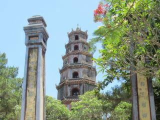 La pagode Thien Mu Au bord de la rivière des parfums, cette pagode de 1601, cette pagode est appelée Pagode de la Dame céleste.