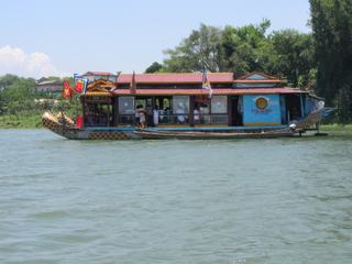 Le fleuve des parfums bateau pour les touristes