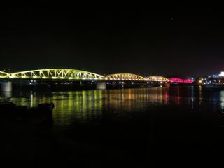 Ponts éclairés De même, ce pont change de couleurs pour notre plaisir