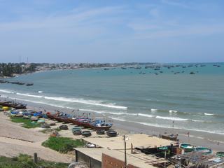 Petit port de pêcheurs avant l'arrivée à Mui Ne Sur la plage, nous retrouverons ces embarcations si particulières. Ici, elles permettent de rejoindre le bateau en pleine mer. J'ai dû zoomer pour les photos suivantes.