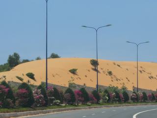 Pendant des km, nous longerons des dunes