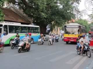 Les deux roues se faufilent entre les bus.