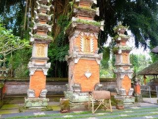 Ce "Temple de la Rencontre des Trois" porte un nom faisant probablement référence à la fameuse trinité hindoue : Brahma, Vishnu et Civa.