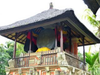 Ce temple possède la plus grosse pièce de métal fondue au monde, un gigantesque gong gardé en hauteur qui daterait du IIIe siècle avant notre ère. Les Balinais l'appelle la "Lune de Pejeng" car, selon la légende, il s'agirait d'une lune tombée du ciel.