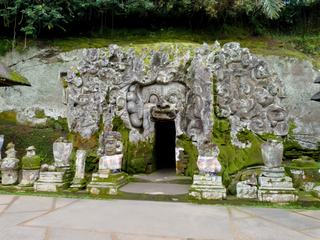 La grotte, dont l'entrée figure la bouche d'une tête démoniaque