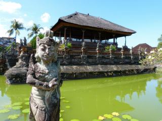 Le Bale Kambang (Pavillon Flottant) de Klungkung