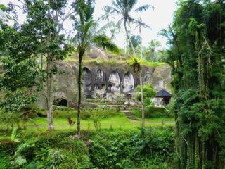 Les monuments de pierre de Gunung Kawi se dressent de chaque côté d'une petite rivière qui coule paisiblement à travers la végétation dense du lieu