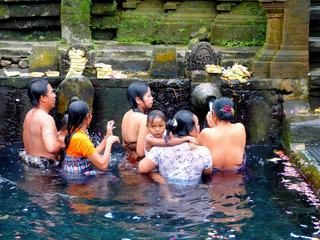 Non loin de là, les sources sacrées de Tirta Empul oû viennent se baigner les Balinais