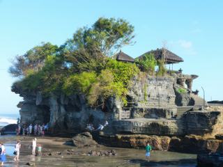 Tanah Lot à marée basse, avec sa petite grotte sacrée sur le côté gauche de la roche