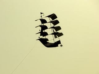 "Que c'est beau un bateau, ça file à la voile comme une étoile entre le ciel et l'eau..."