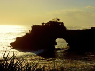 Le Pura Batu Bolong à l'heure où le soleil décline...