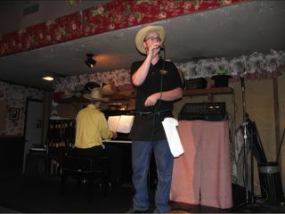 Au Black Barts Steak House à Flagstaff, ce sont les serveurs qui chantent!!!!