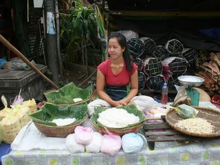 Les femmes ont pour l’habitude de s'asseoir sur leur table